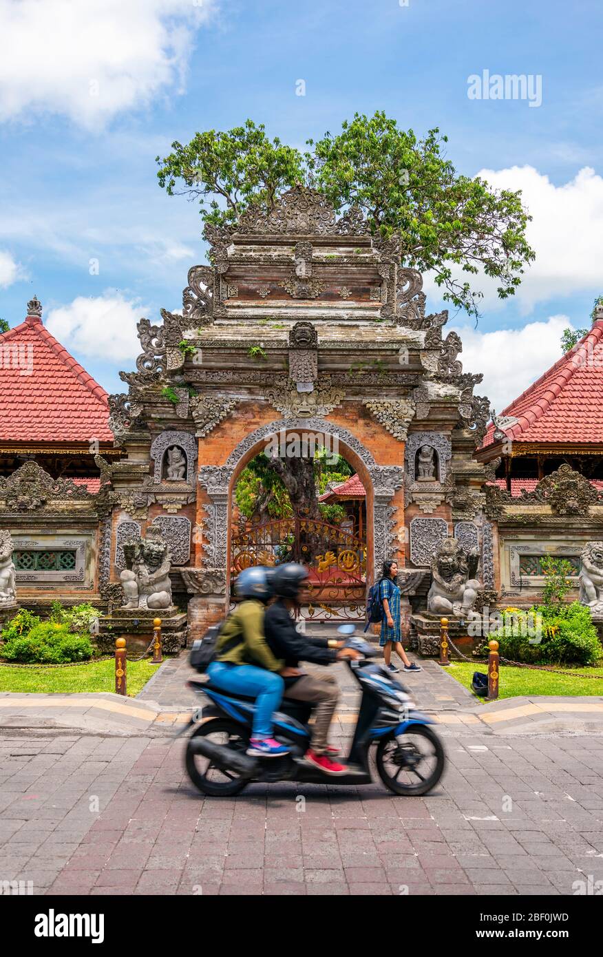 Vista verticale di un tradizionale arco nel palazzo di Ubud a Bali, Indonesia. Foto Stock