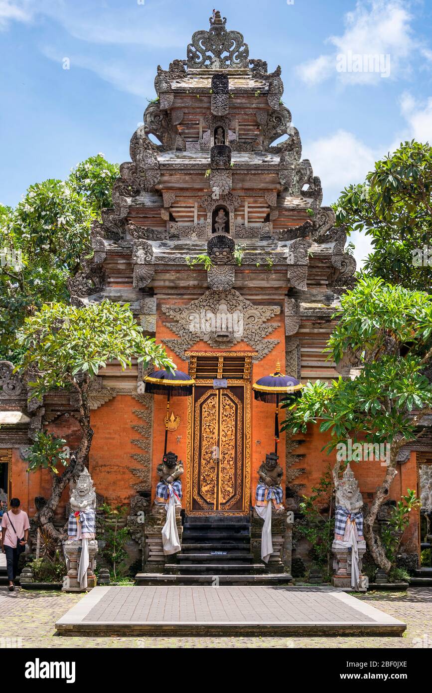Vista orizzontale verticale della piazza delle porte principali del palazzo di Ubud a Bali, Indonesia. Foto Stock
