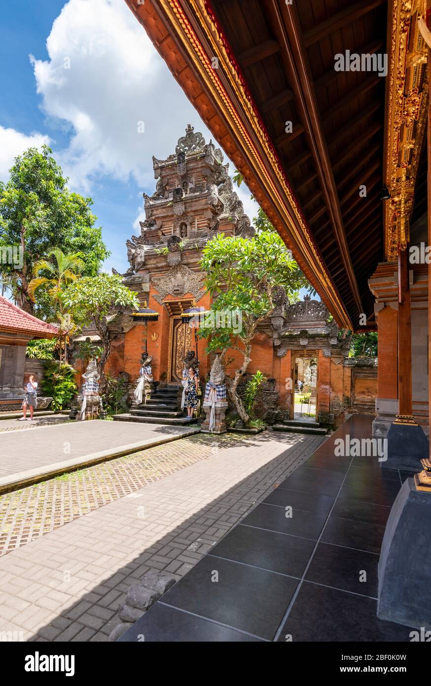 Vista verticale dei turisti alle porte principali del palazzo di Ubud a Bali, Indonesia. Foto Stock