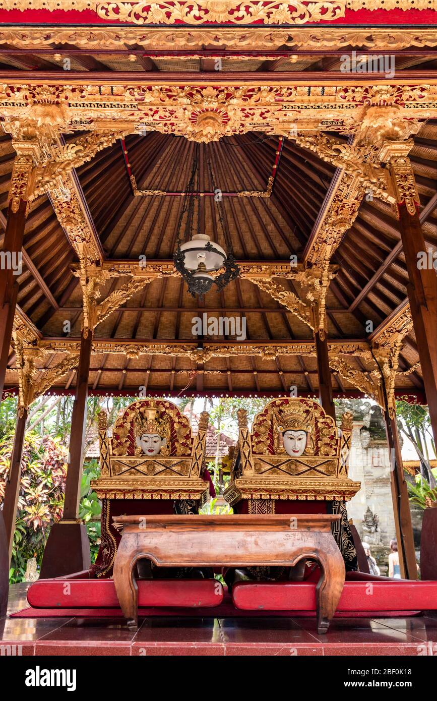 Vista verticale degli elaborati troni d'oro al palazzo di Ubud a Bali, Indonesia. Foto Stock