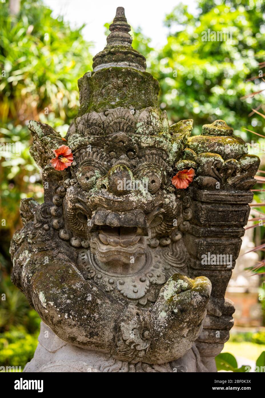 Vista verticale ravvicinata di una statua guardiana del cancello al palazzo di Ubud a Bali, Indonesia. Foto Stock