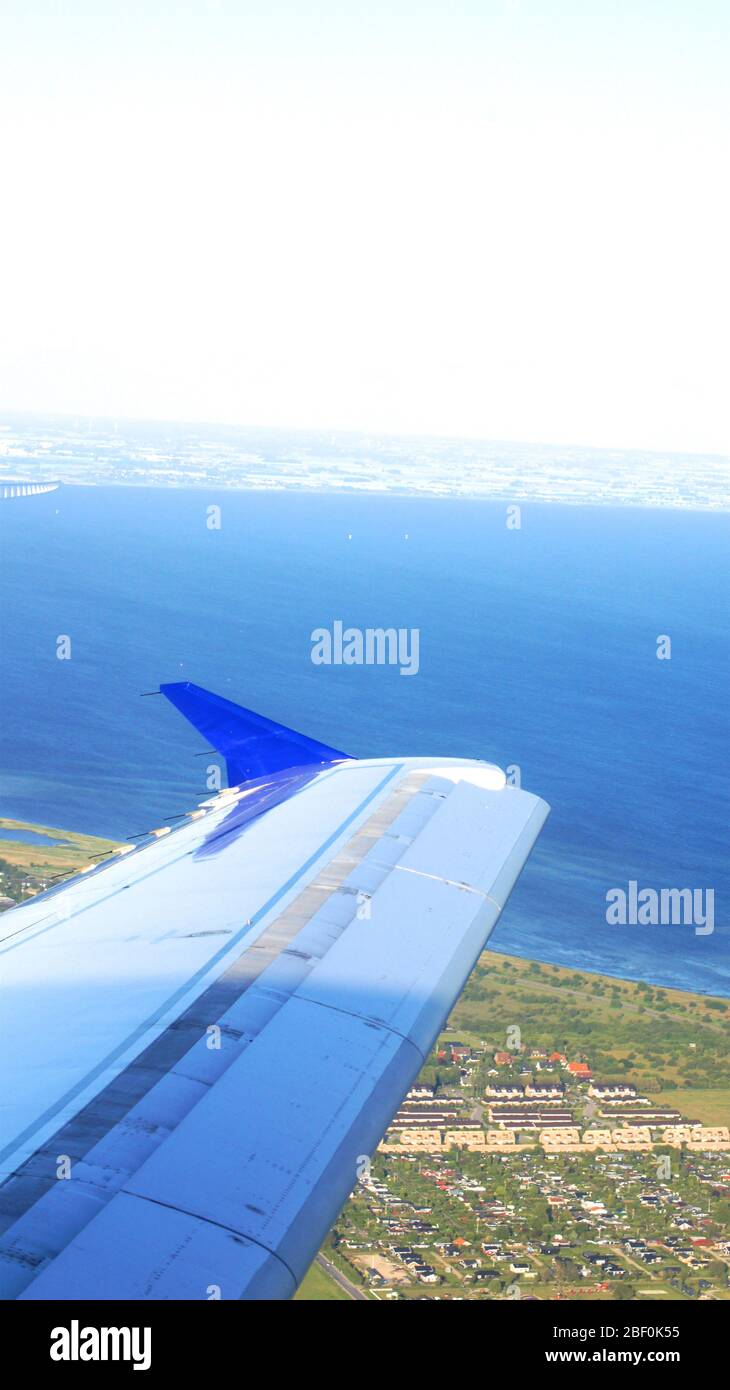 COPENHAGEN, DANIMARCA - 06 LUGLIO 2015: Vista aerea dell'aeroporto di Copenhagen o dell'aeroporto Kastrup (Danese) e della città di Copenaghen dalla finestra del sedile dell'aereo Foto Stock