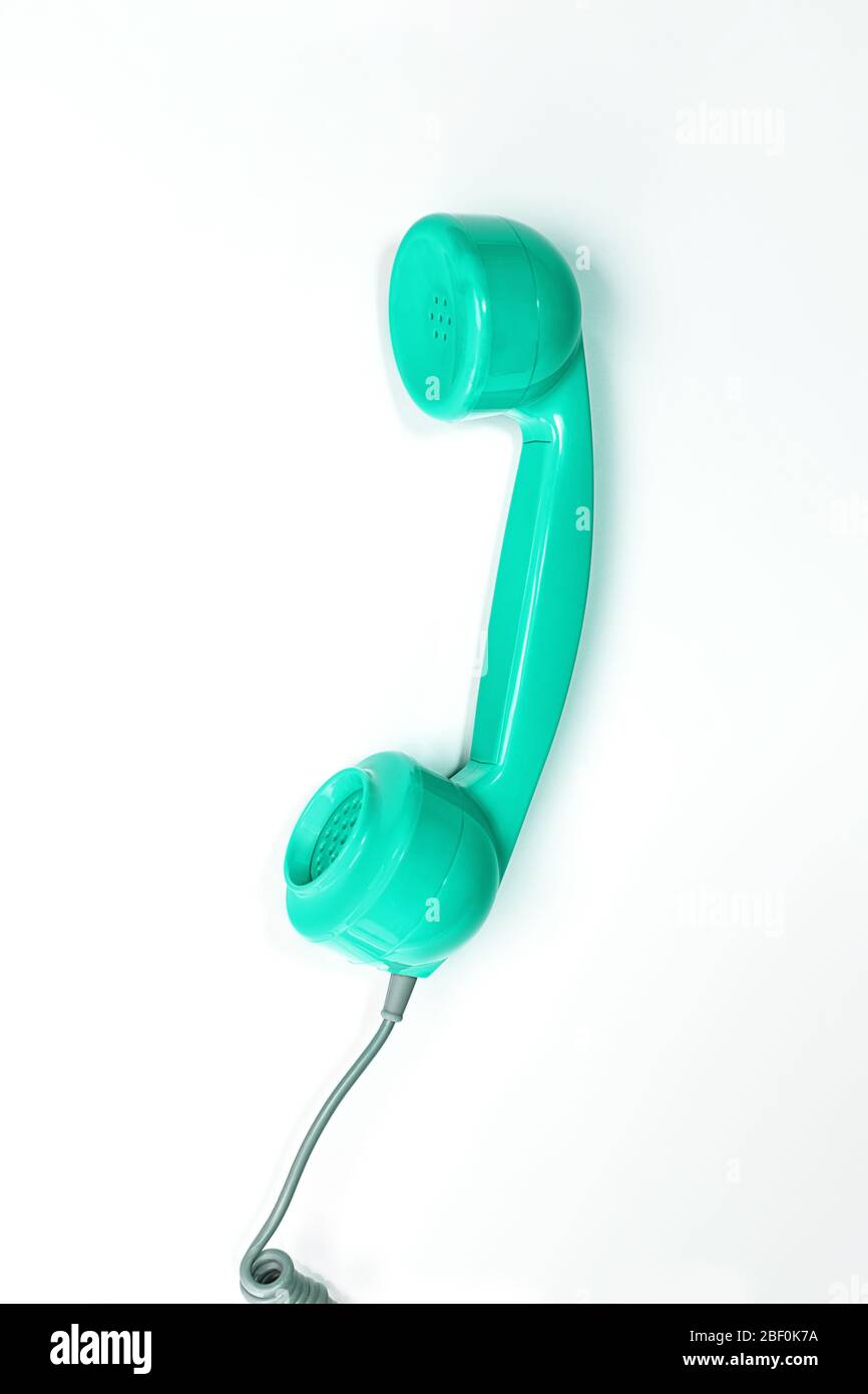 Telefono cellulare verde vintage neo color menta su sfondo bianco. Stile moderno retro. Nuova vecchia tecnologia. Foto Stock