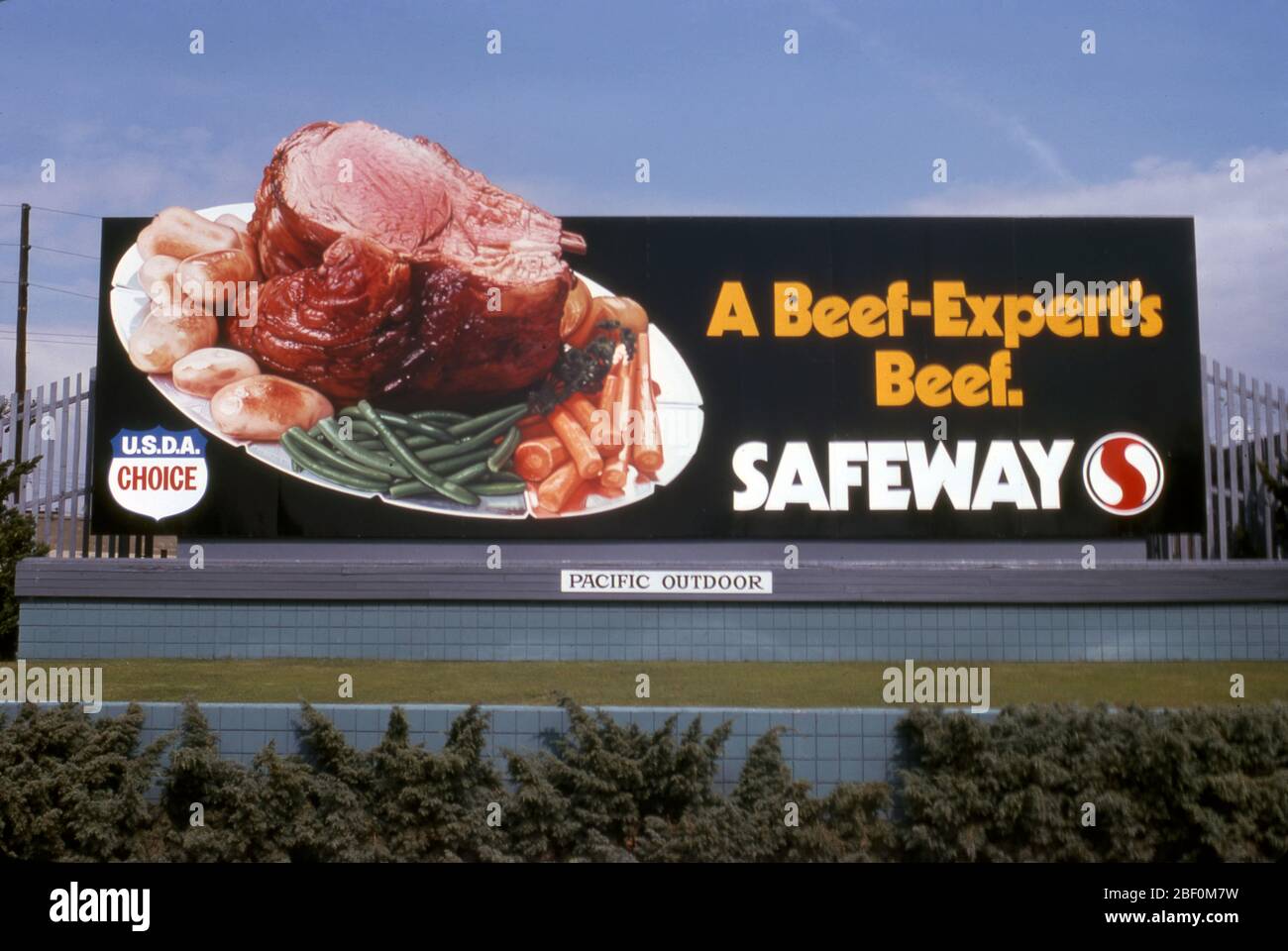 Affissioni per supermercati Safeway con carne di manzo a LosAngeles, CA Foto Stock