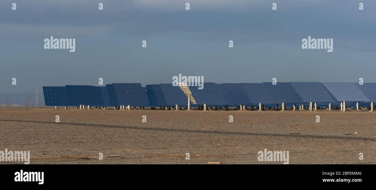 vista degli specchi di un impianto solare termico Foto Stock