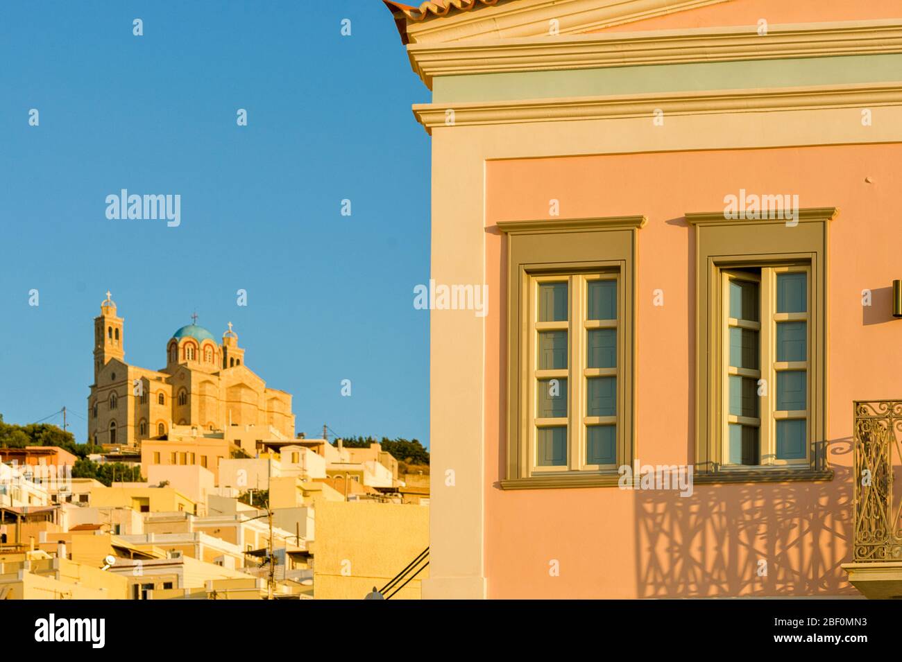 Edifici neoclassici, antiche dimore, case bianche e la Chiesa di Anastasi a Ermoupoli. Isola di Syros, Grecia Foto Stock