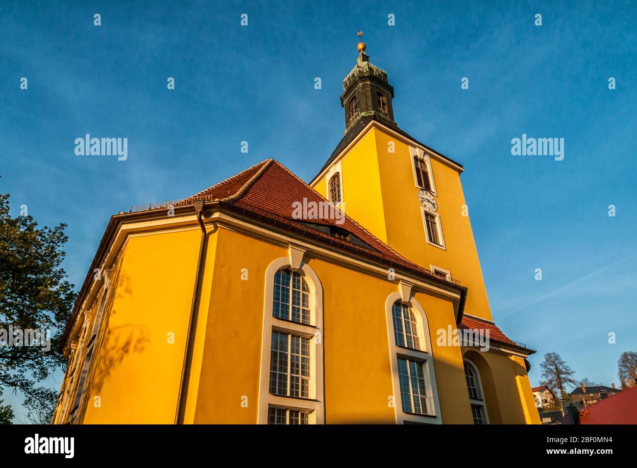 La chiesa di Hohnstein nei monti di arenaria dell'Elba Foto Stock