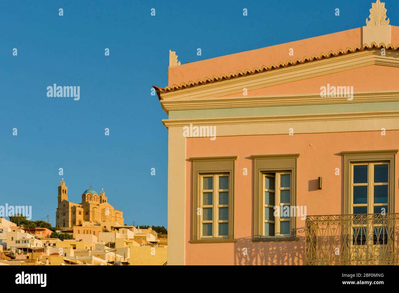 Edifici neoclassici, antiche dimore, case bianche e la Chiesa di Anastasi a Ermoupoli. Isola di Syros, Grecia Foto Stock