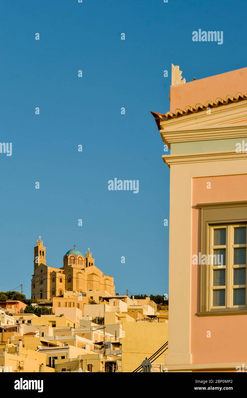 Edifici neoclassici, antiche dimore, case bianche e la Chiesa di Anastasi a Ermoupoli. Isola di Syros, Grecia Foto Stock
