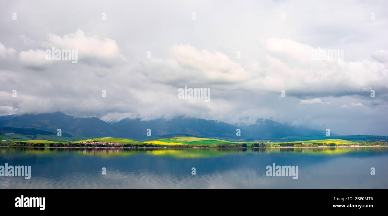 lago in montagna. giorno nuvoloso in primavera. bellissimo scenario di alta montagna tatra in luce appled. splendida campagna di liptovska mara, slovacco Foto Stock