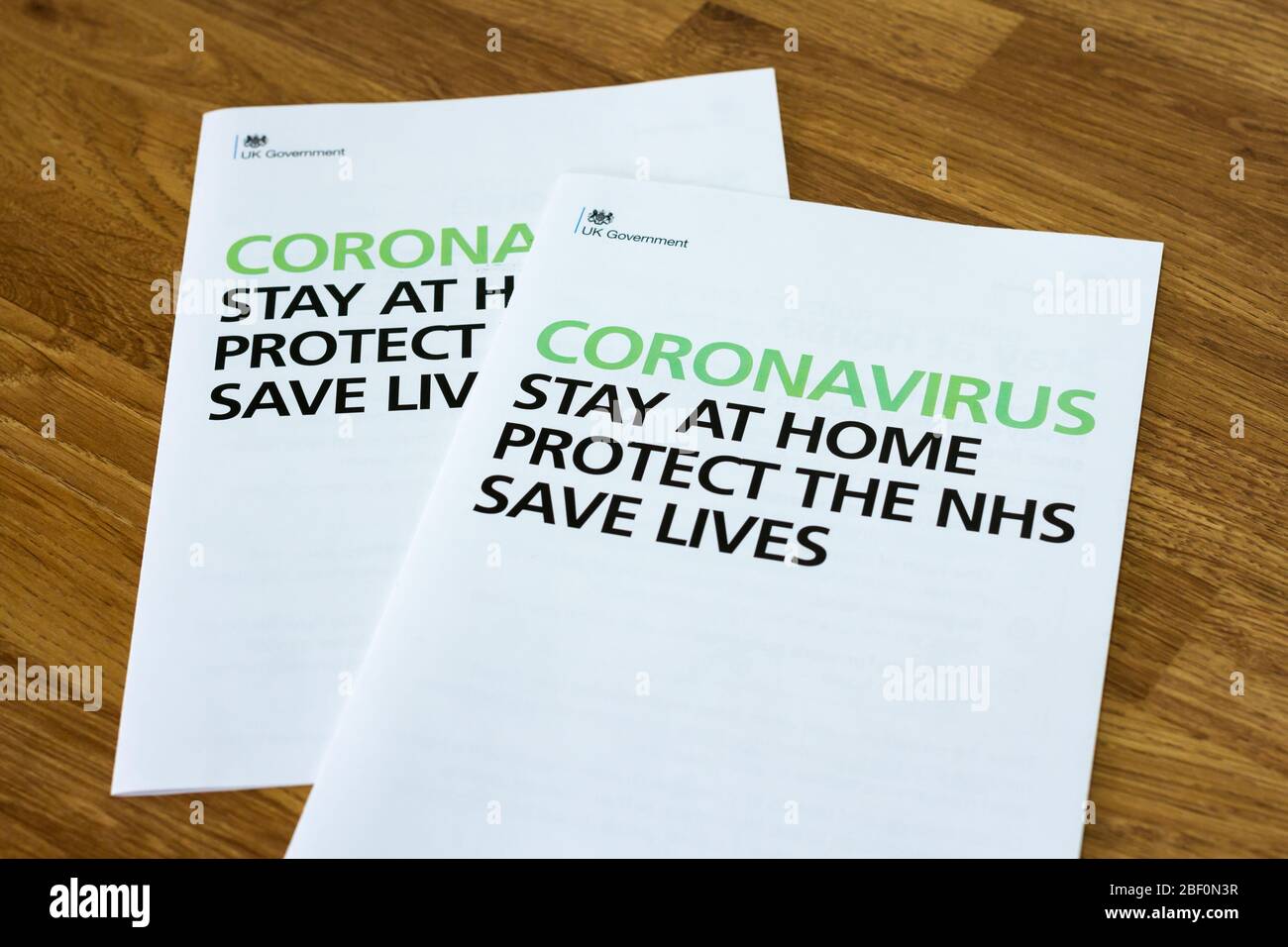 Volantini informativi sul coronavirus, "Stay at home Protect the NHS SAVE Lives", volantino ufficiale del governo britannico 2020 Foto Stock