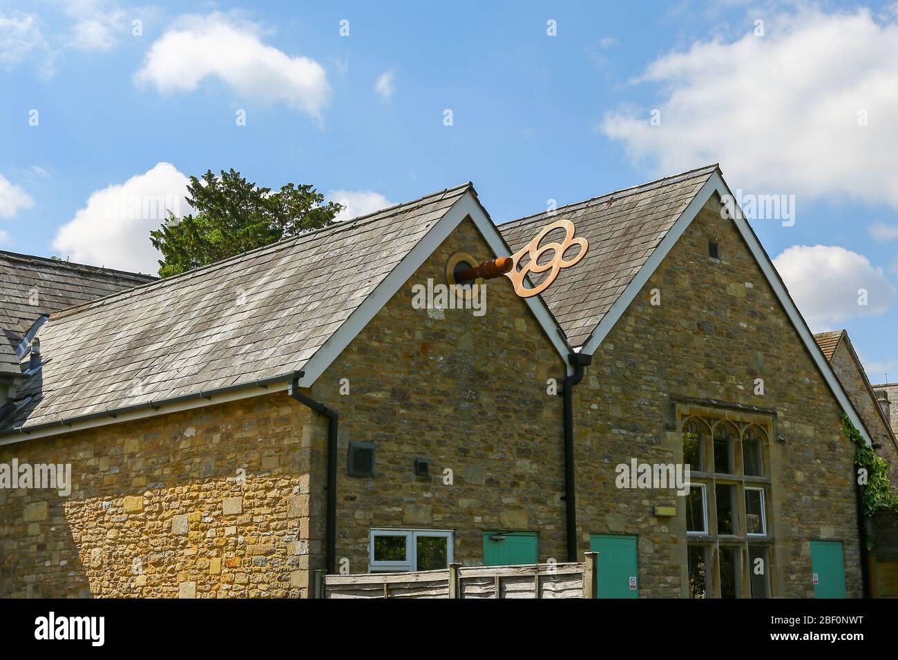 Una caratteristica insolita di design di una grande chiave sulla parte terminale del timpano di una casa a Bruton, Somerset, Inghilterra, Regno Unito Foto Stock