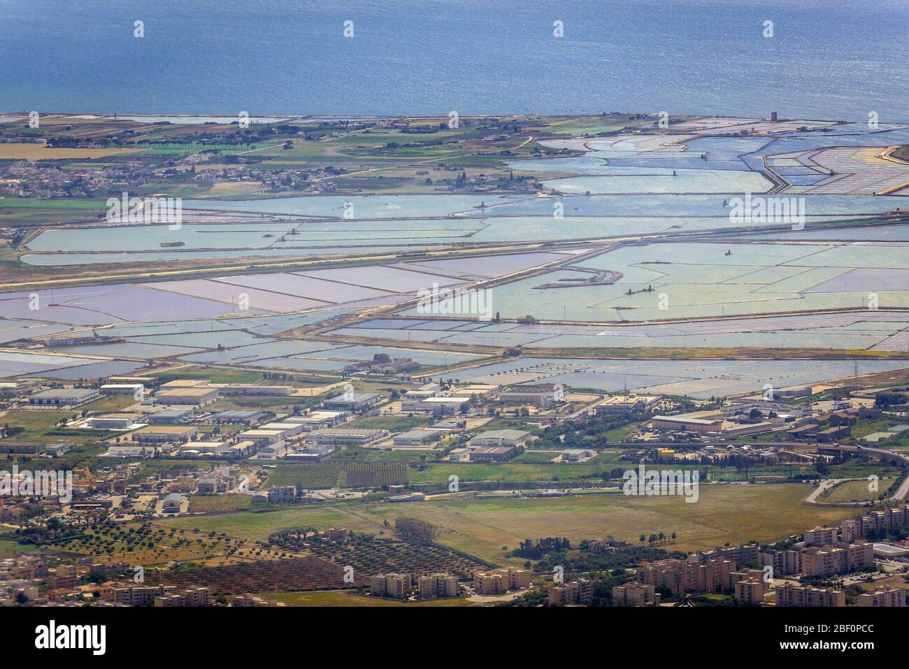 Saline di Trapani - saline e relievie naturalistiche viste dal centro storico di Erice su un Monte Erice in provincia di Trapani in Sicilia, Italia meridionale Foto Stock