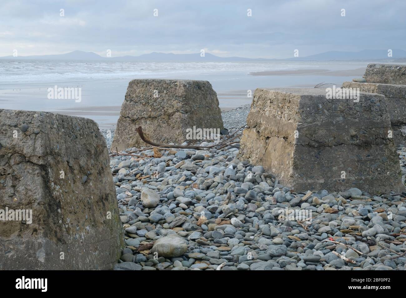 World War 2 Tank Traaps sulla spiaggia di Fairbourne sulla costa nord-occidentale del Galles Foto Stock