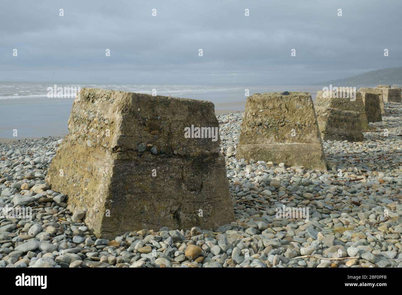 World War 2 Tank Traaps sulla spiaggia di Fairbourne sulla costa nord-occidentale del Galles Foto Stock