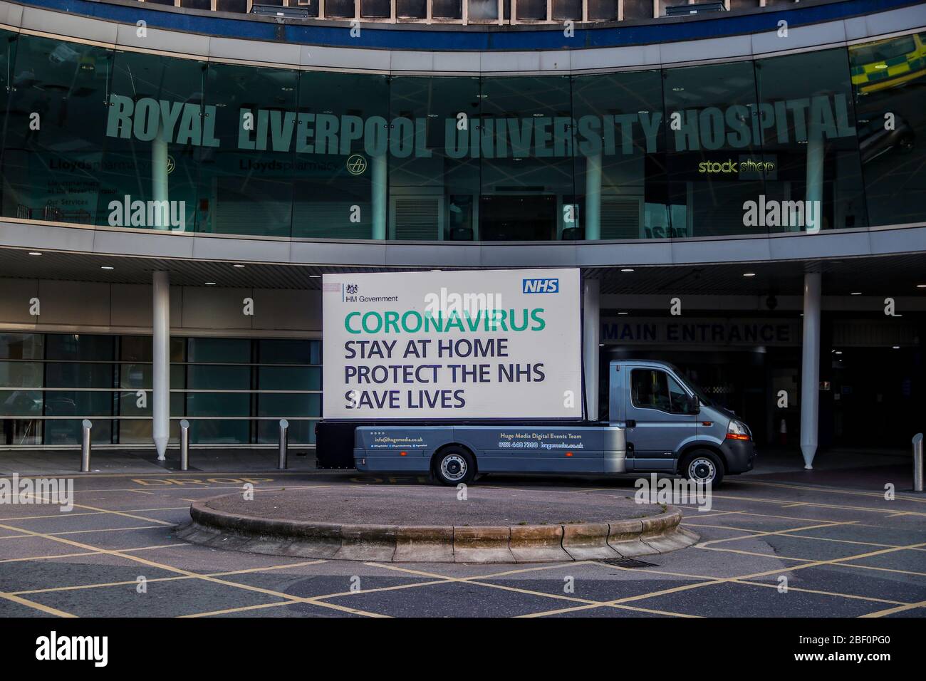 Un furgone pubblicitario fuori dal Royal Liverpool University Hospital prima dell'iniziativa NHS di Clap for Carers di Giovedi per applaudire i lavoratori del NHS che combattono la pandemia del coronavirus. Foto PA. Data foto: Giovedì 16 aprile 2020. Vedi la storia PA SALUTE Coronavirus. Il credito per le foto dovrebbe leggere: Peter Byrne/PA Wire Foto Stock