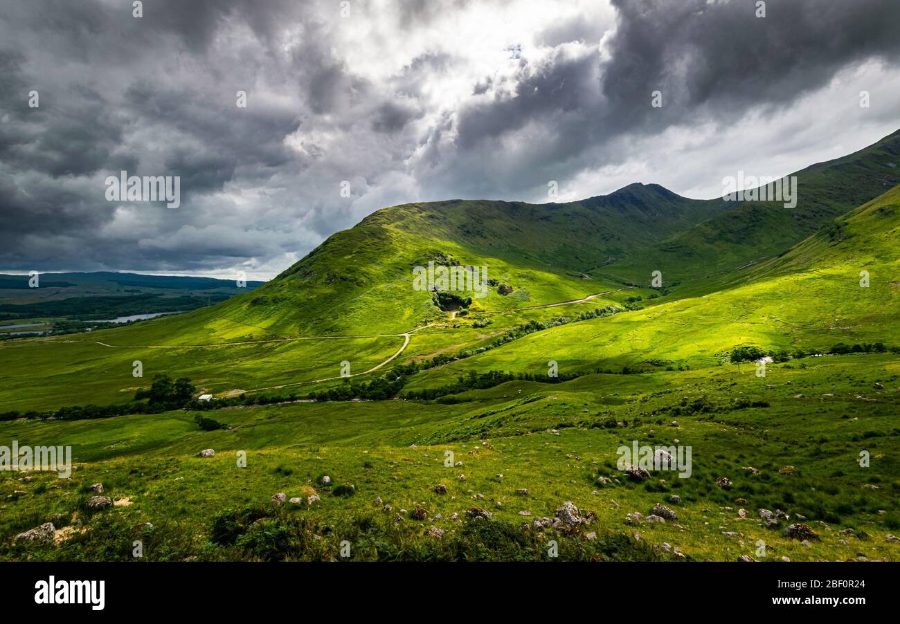 Paesaggio estivo delle Highlands scozzesi a Glen Strae. Valle verde con le nubi tempesta drammatiche vicino Dalmally, Scozia. Foto Stock
