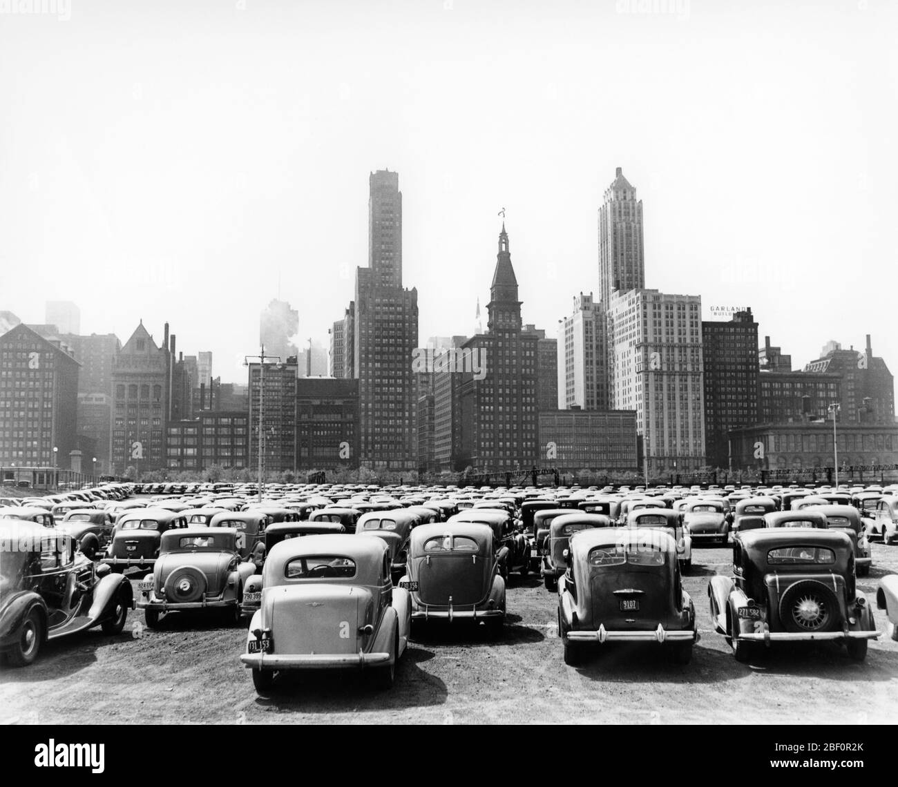 AUTOMOBILI DEGLI ANNI '30 SUL PARCHEGGIO MICHIGAN AVENUE CON SKYLINE DEGLI EDIFICI SULLO SFONDO CHICAGO ILLINOIS USA - R292 HAR001 HARS PARKING PARKING PARKING PARKRAPPERS Foto Stock