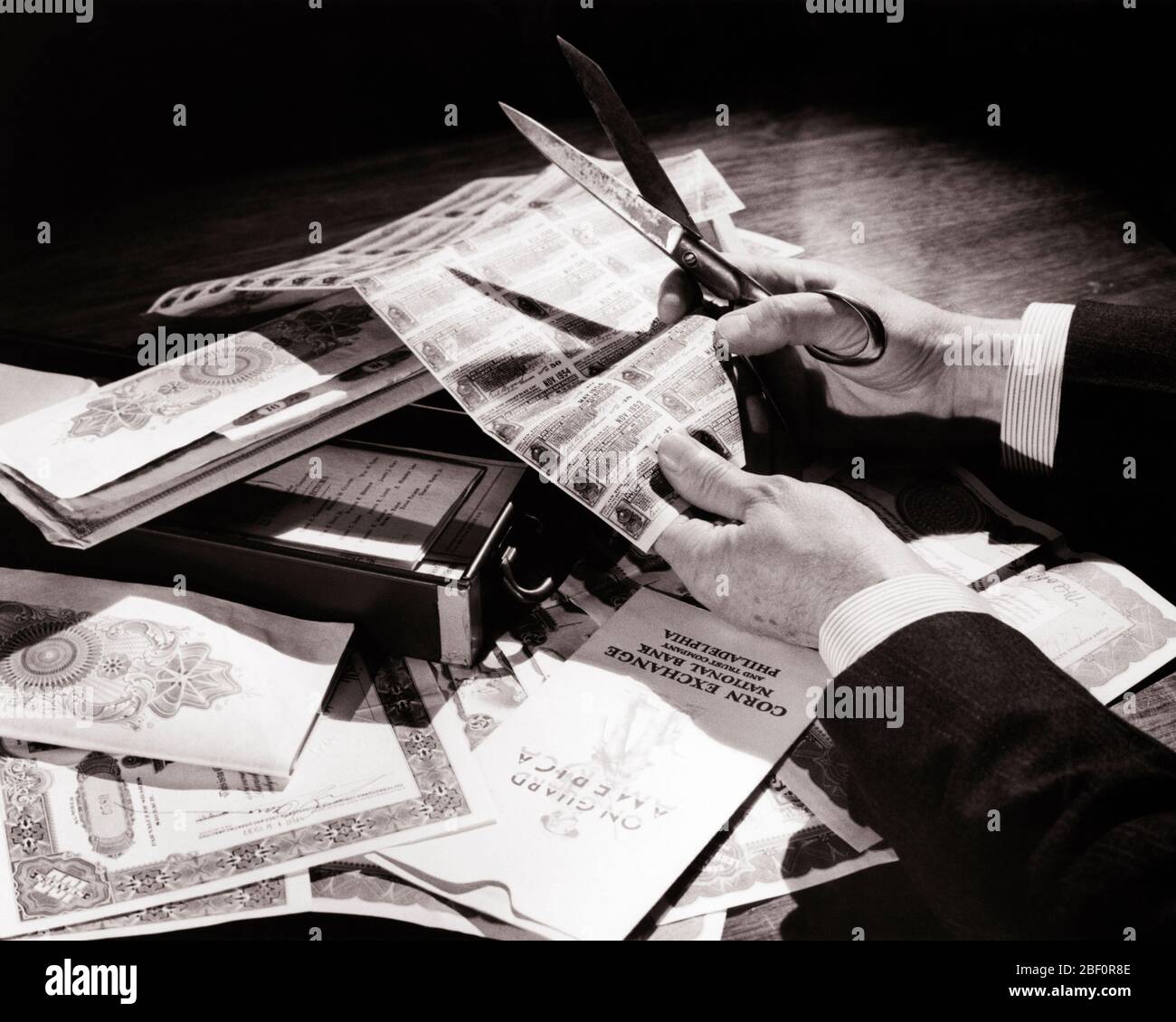 1930S 1940S MANI MASCHIO CON LE FORBICI TAGLIANDI DI TAGLIO CERTIFICATI DI PORTATORE SULLE AZIONI E LEGAME DA UNA BANCA CASSAFORTE - S11276 HAR001 SIMBOLI HARS MEDIO-ETÀ B&W LEGAME MEDIO-VECCHIO UOMO LIBERTÀ OBIETTIVI SUCCESSO SOGNI FELICITÀ ALTA ANGOLO PROTEZIONE BUONI STRATEGIA INTERESSE E PROGRESSO POTENTE UN'OPPORTUNITÀ DI INVESTIRE OCCUPAZIONI STOCK CERTIFICATI CONCETTO DI INVESTIMENTO CONCETTUALE SIMBOLICO CLIPPING CONCETTI CRESCITA MEDIO-ADULTO MEDIO-ADULTO UOMO NERO E BIANCO ETNIA CAUCASICA MANI SOLO HAR001 VECCHIA RAPPRESENTAZIONE TASSO MODA Foto Stock