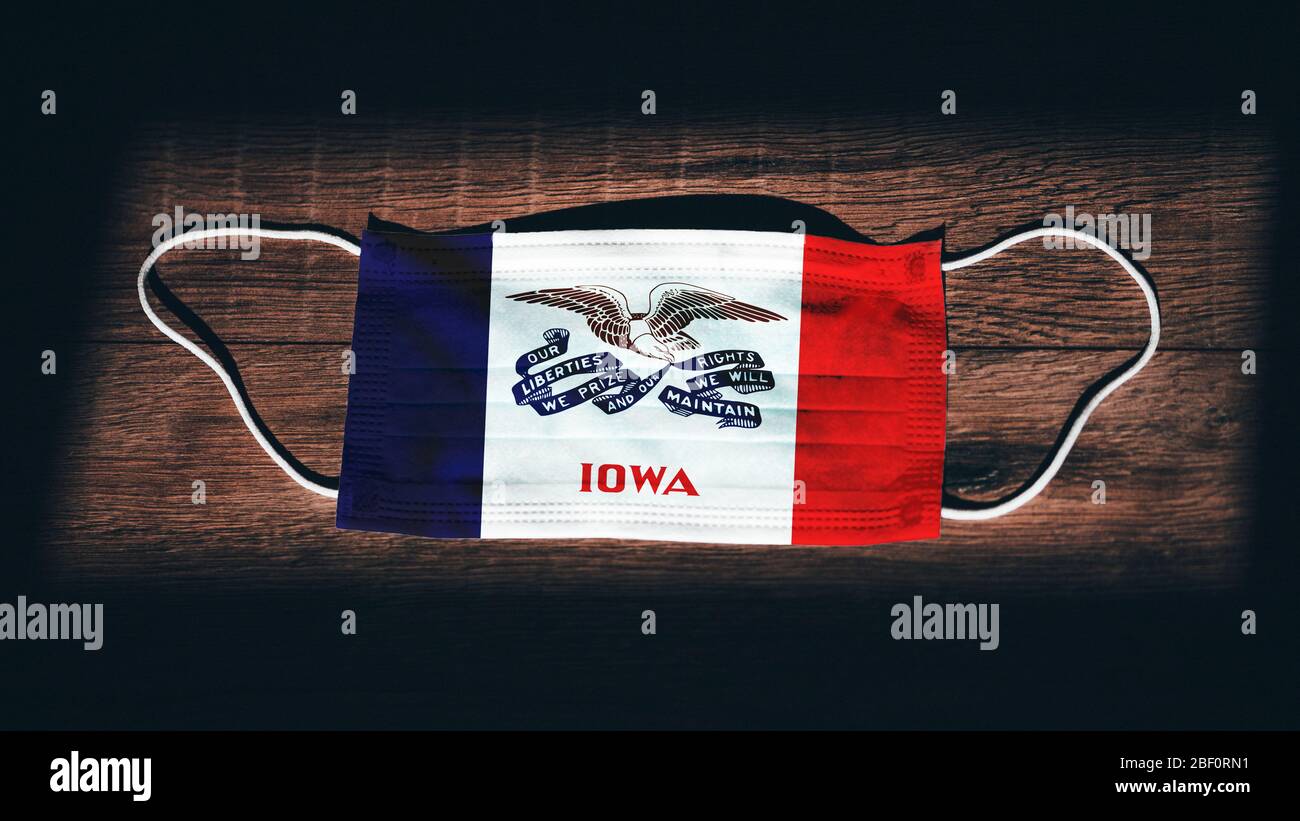 Bandiera Iowa. Coronavirus Covid 19 nello Stato degli Stati Uniti. Maschera medica isolato su sfondo nero. Maschere facciali e per la bocca per la protezione contro l'infezione aerea Foto Stock