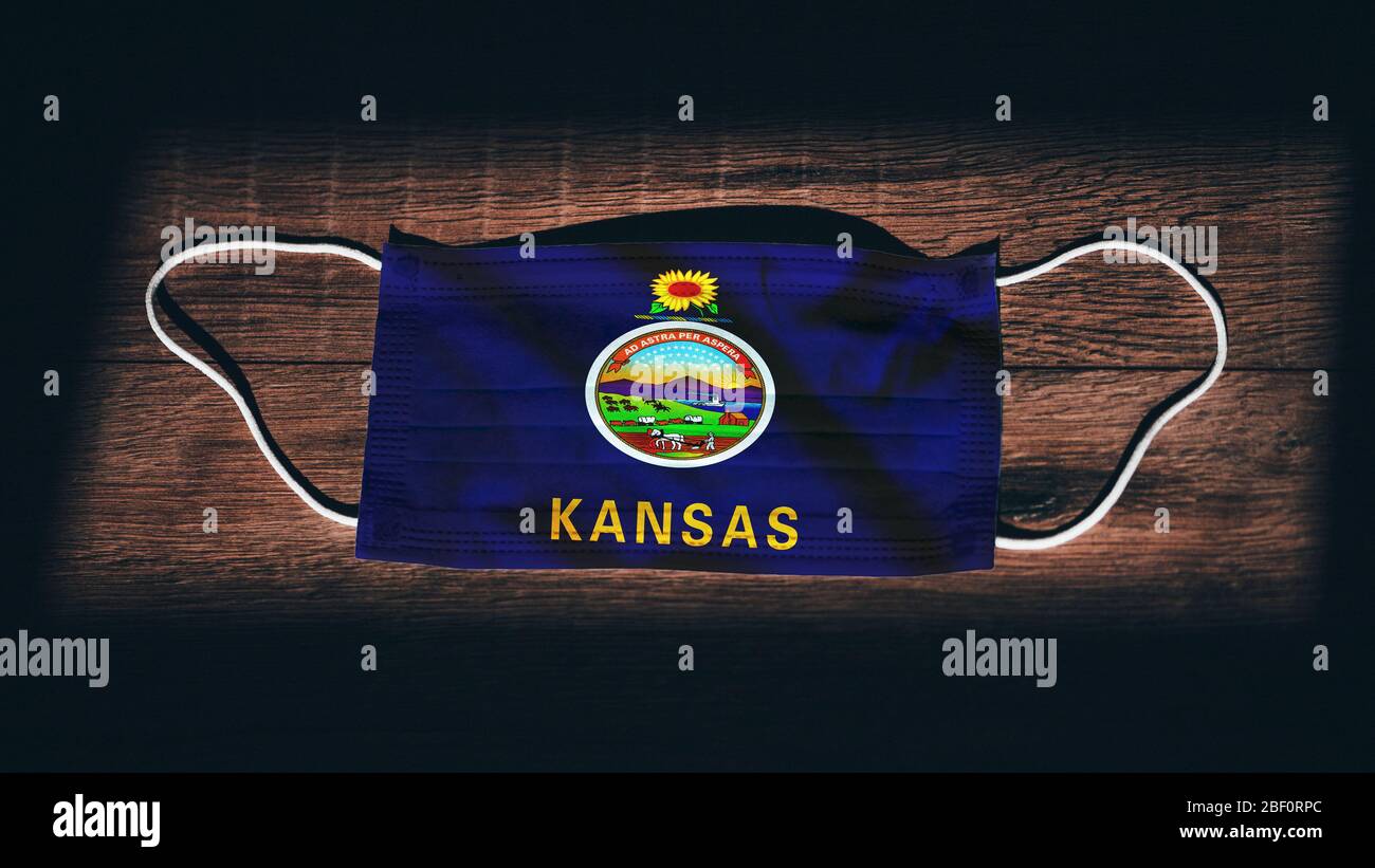 Bandiera Kansas. Coronavirus Covid 19 nello Stato degli Stati Uniti. Maschera medica isolato su sfondo nero. Maschere facciali e per la bocca per la protezione contro infe aeree Foto Stock