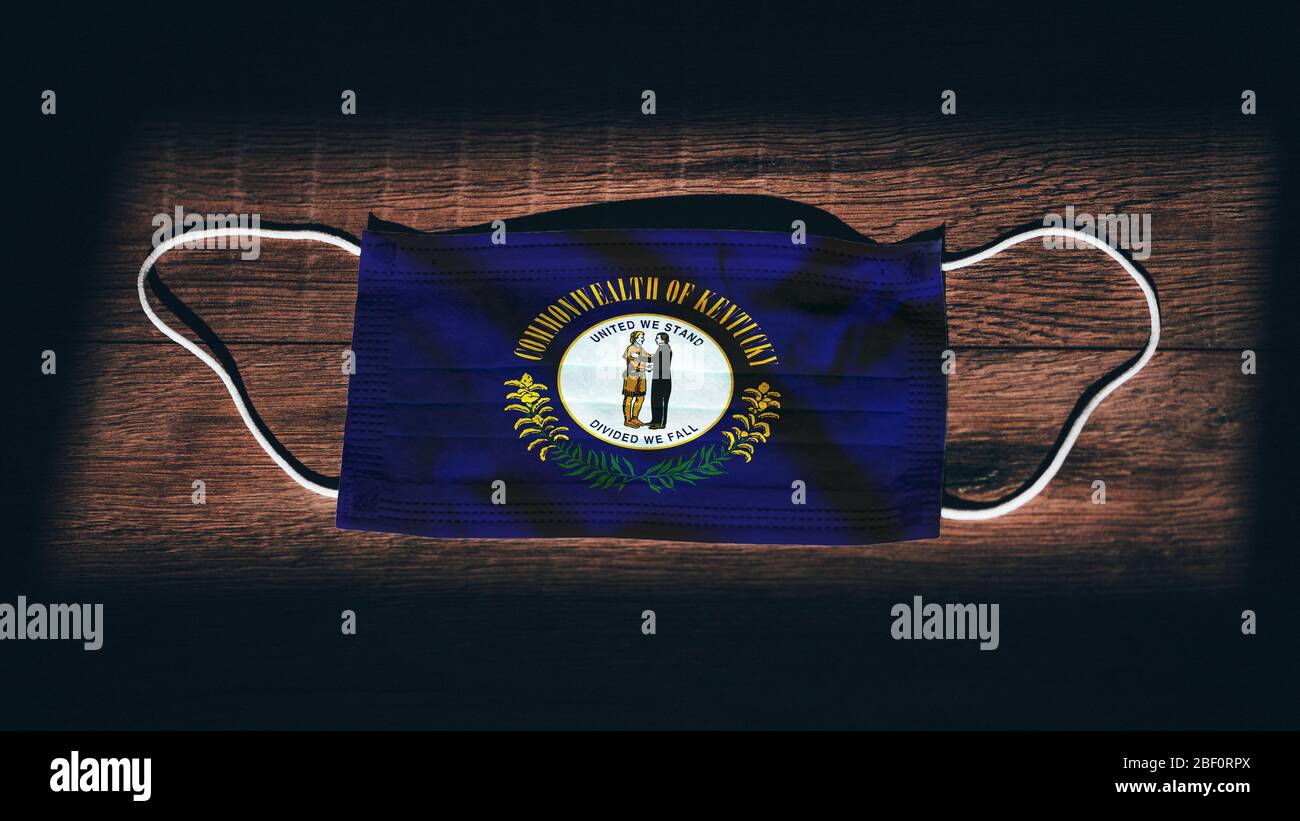 Bandiera del Kentucky. Coronavirus Covid 19 nello Stato degli Stati Uniti. Maschera medica isolato su sfondo nero. Maschere per viso e bocca per la protezione contro l'ingresso aereo Foto Stock