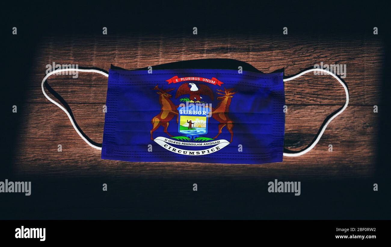 Bandiera Michigan. Coronavirus Covid 19 nello Stato degli Stati Uniti. Maschera medica isolato su sfondo nero. Maschere per viso e bocca per la protezione contro l'ingresso aereo Foto Stock