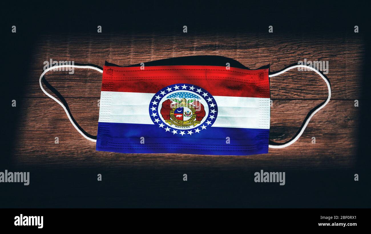 Bandiera Missouri. Coronavirus Covid 19 nello Stato degli Stati Uniti. Maschera medica isolato su sfondo nero. Maschere per viso e bocca per la protezione contro l'ingresso aereo Foto Stock