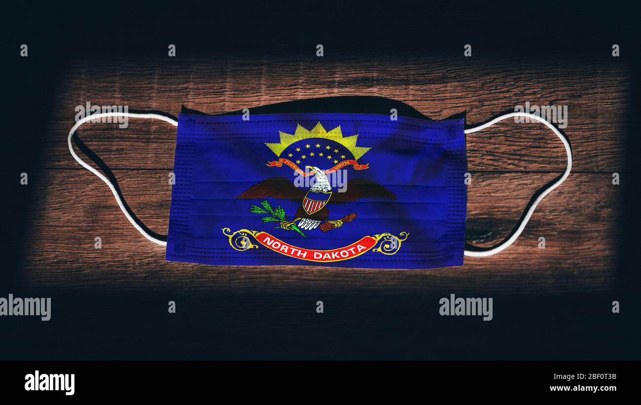 Bandiera del North Dakota. Coronavirus Covid 19 nello Stato degli Stati Uniti. Maschera medica isolato su sfondo nero. Maschere per viso e bocca per la protezione contro gli irborsi Foto Stock