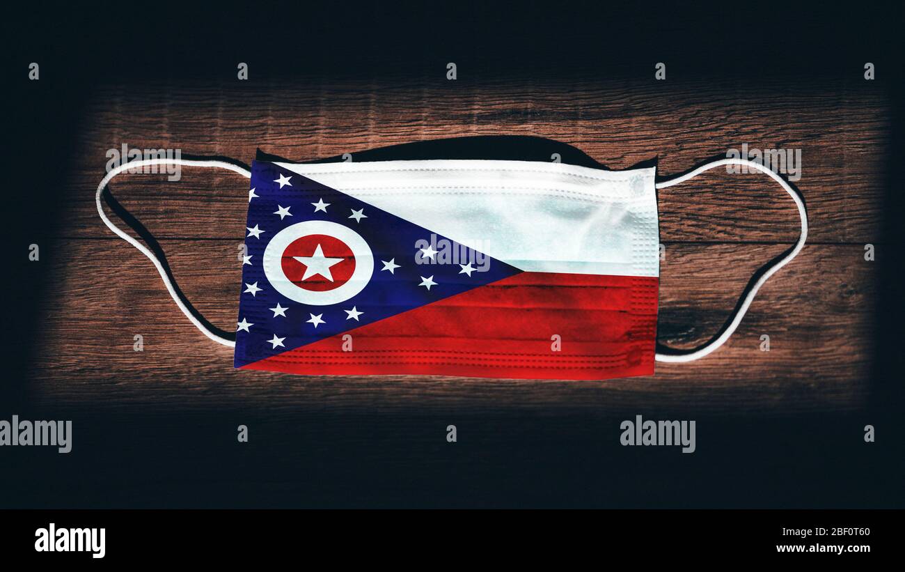Bandiera dell'Ohio. Coronavirus Covid 19 nello Stato degli Stati Uniti. Maschera medica isolato su sfondo nero. Maschere facciali e per la bocca per la protezione contro l'infezione aerea Foto Stock