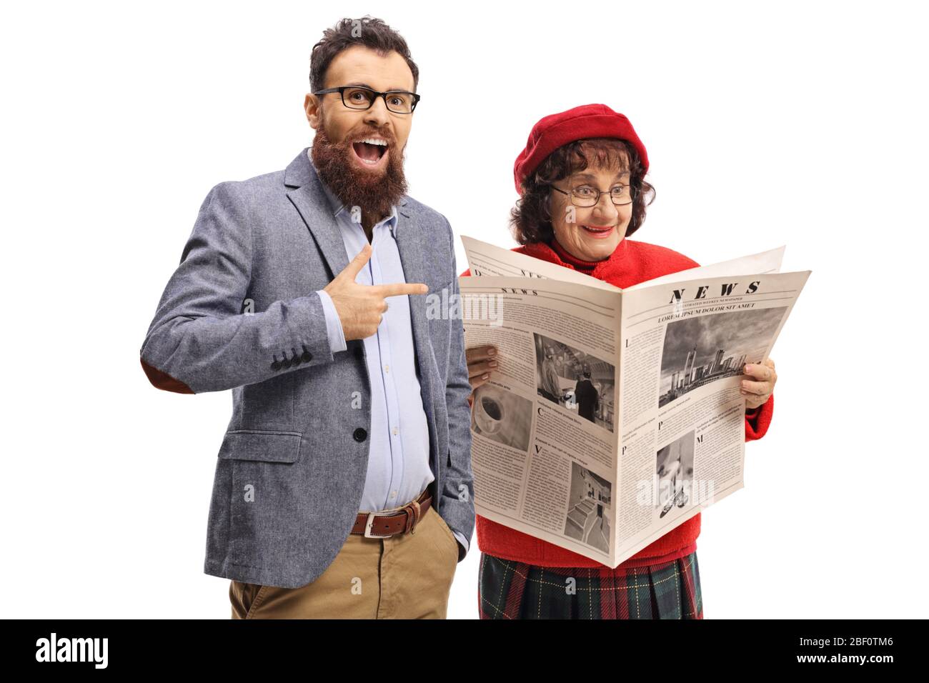 Uomo bearded ridendo e indicando una donna anziana che legge un giornale isolato su sfondo bianco Foto Stock