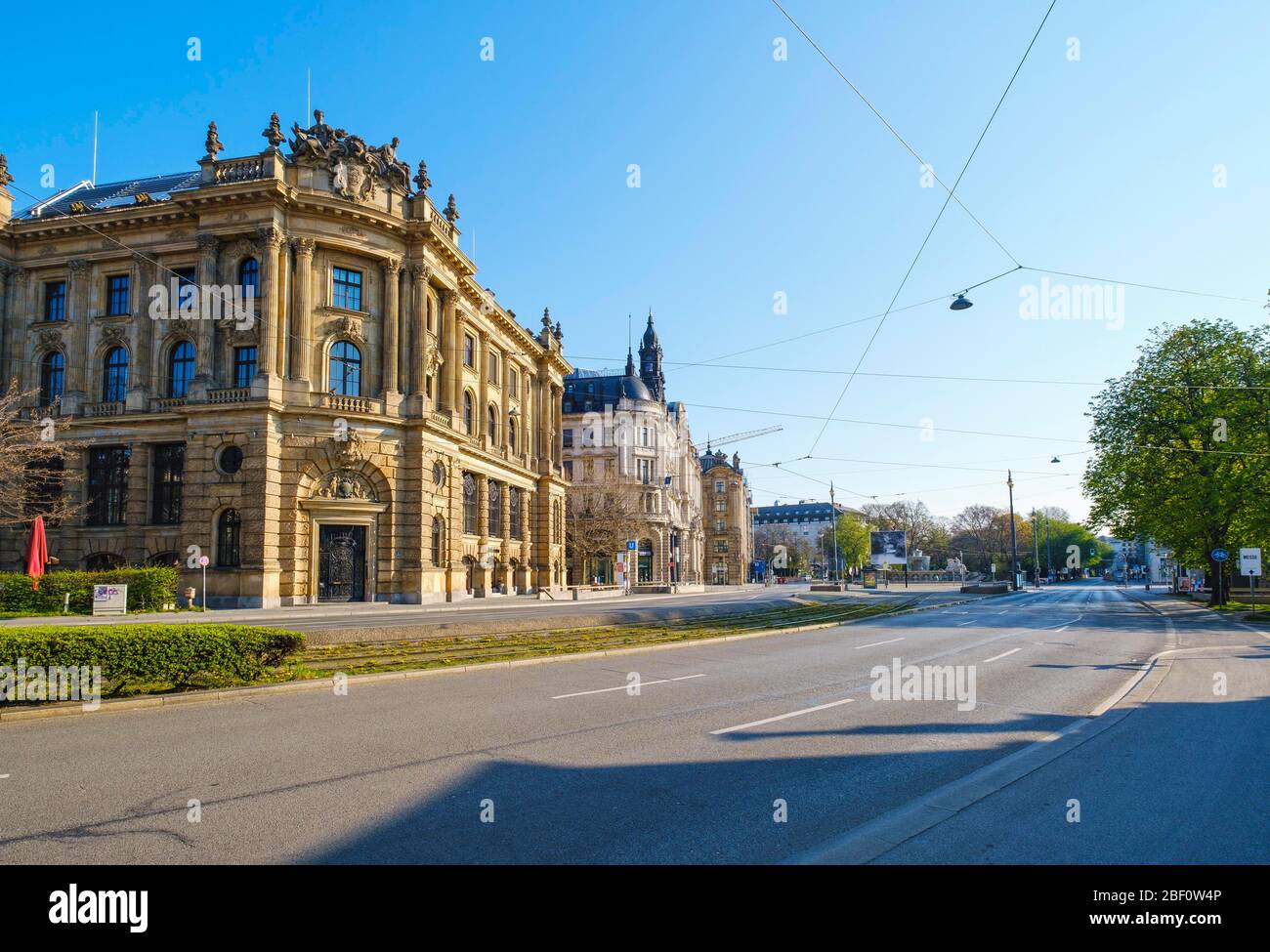 Neue Boerse, strada senza auto, anello della città vecchia su Lenbachplatz, coprifuoco dovuto Corona, Monaco, alta Baviera, Baviera, Germania Foto Stock