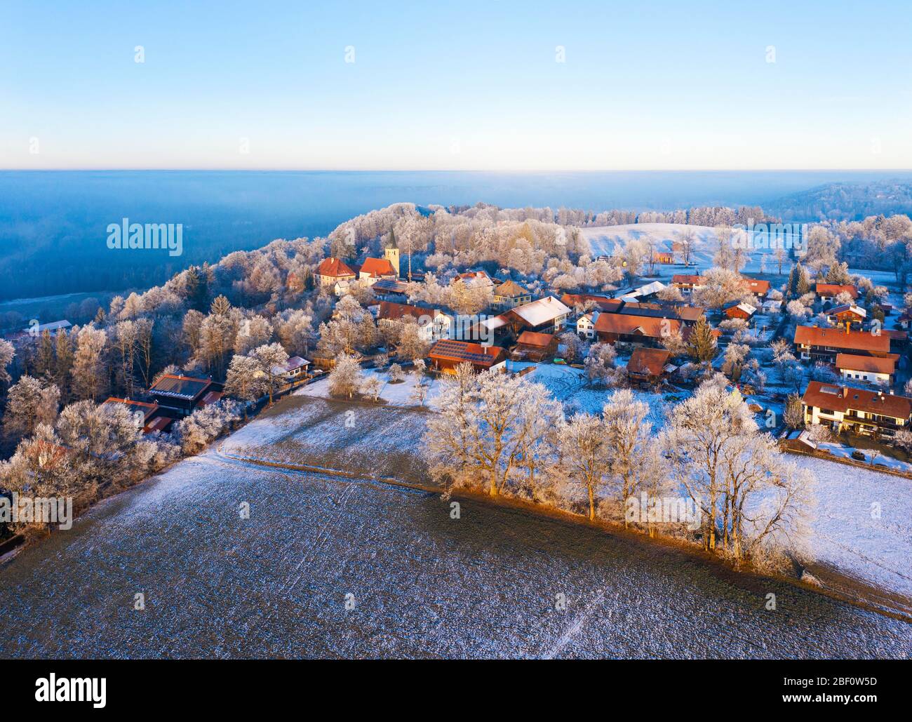 Villaggio Hechenberg al semaforo di mattina, vicino Dietramszell, ai piedi delle Alpi, fucilato, alta Baviera, Baviera, Germania Foto Stock