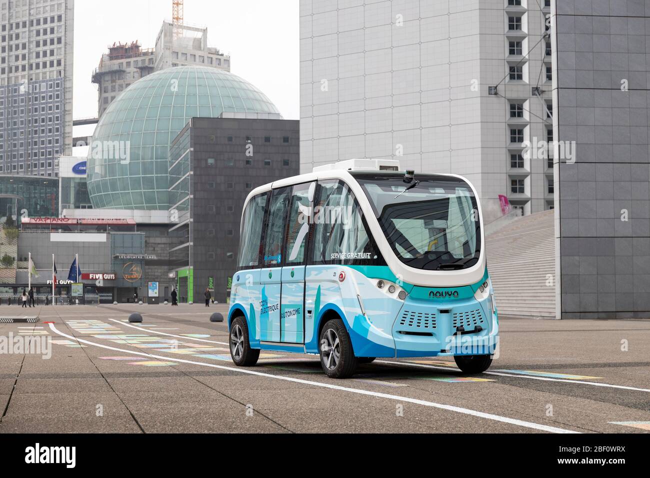 Navya minibus autonomo, progetto pilota in difesa, Parigi, Francia Foto Stock