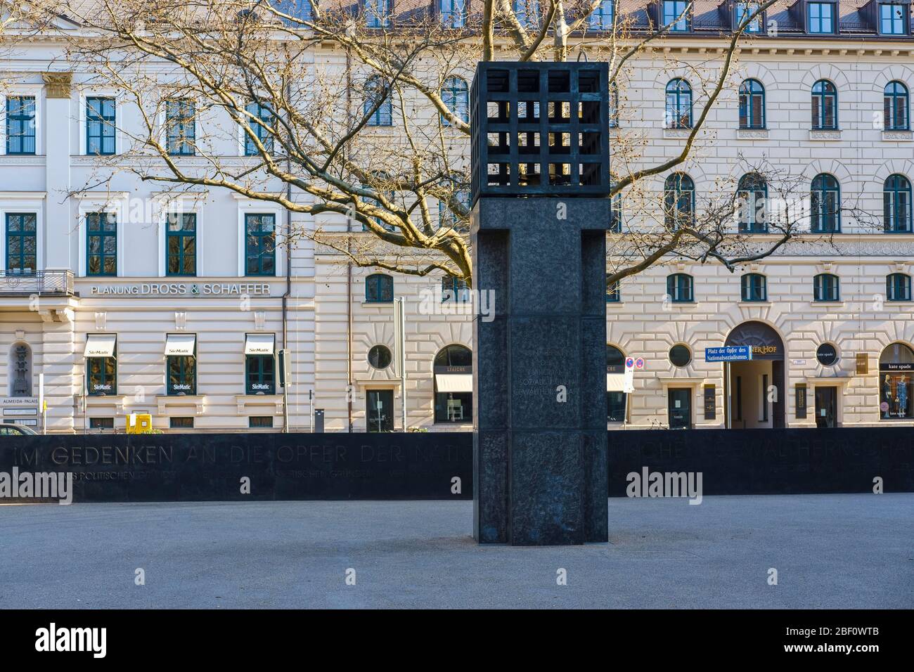Fiamma eterna e piastra di bronzo, Piazza delle vittime del nazionalsocialismo, Città Vecchia, Monaco, alta Baviera, Baviera, Germania Foto Stock