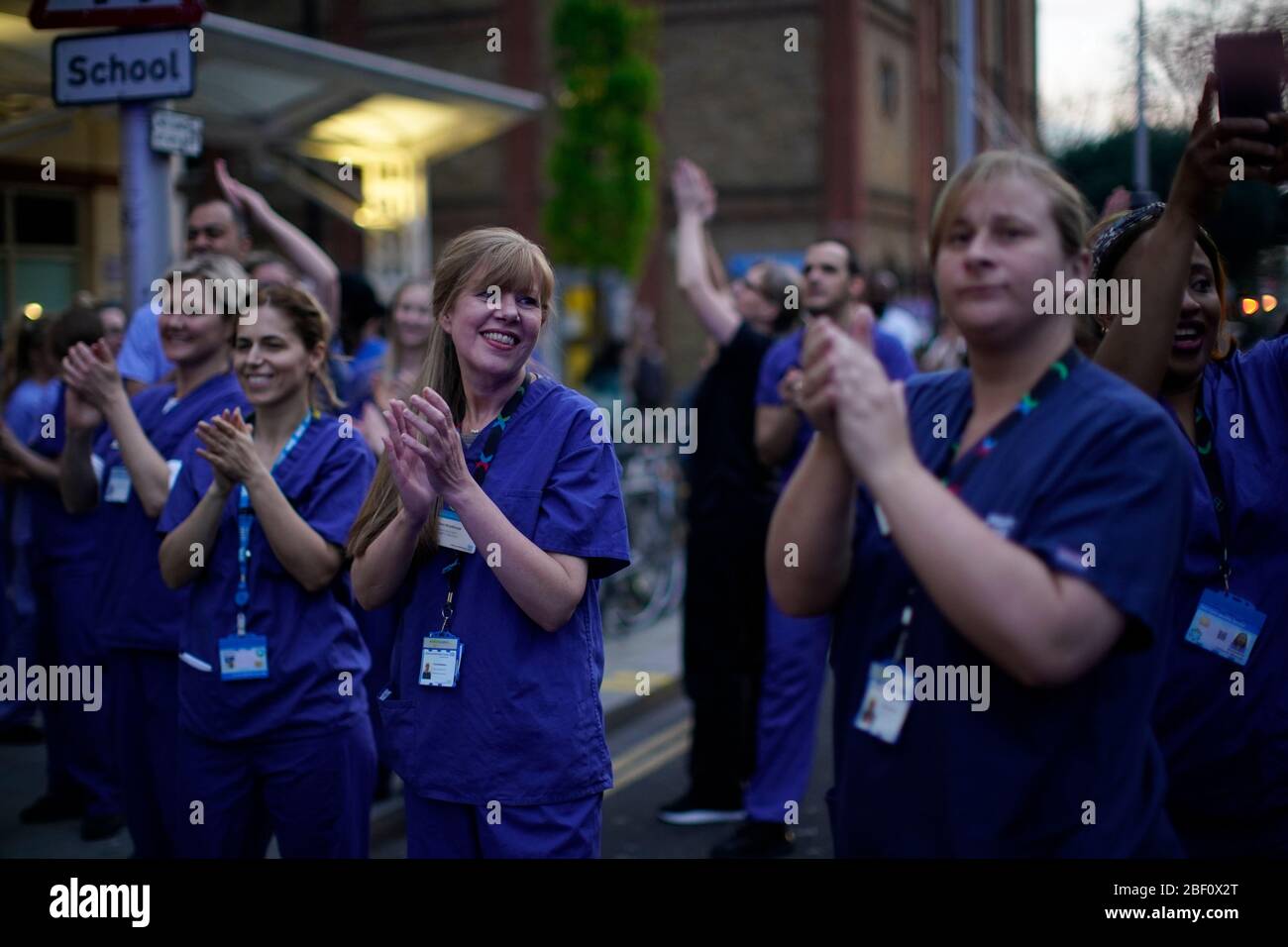 Infermieri al di fuori del Chelsea e Westminster Hospital, Londra, per salutare gli eroi locali durante l'iniziativa NHS di Clap for Carers del Giovedi per applaudire i lavoratori e gli accompagnatori del NHS che combattono la pandemia del coronavirus. Foto Stock