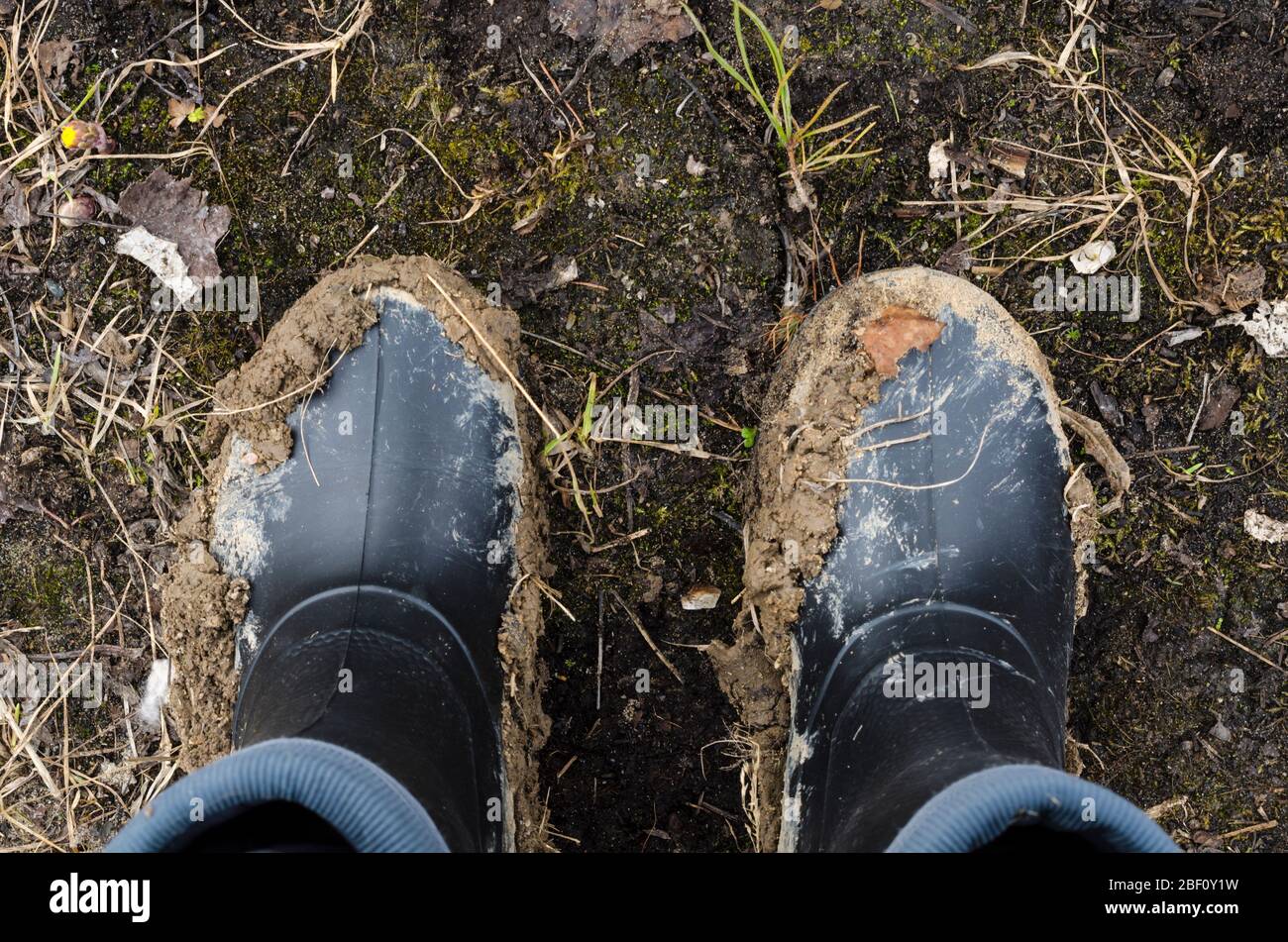Stivali di gomma in grumi di fango e argilla Foto Stock