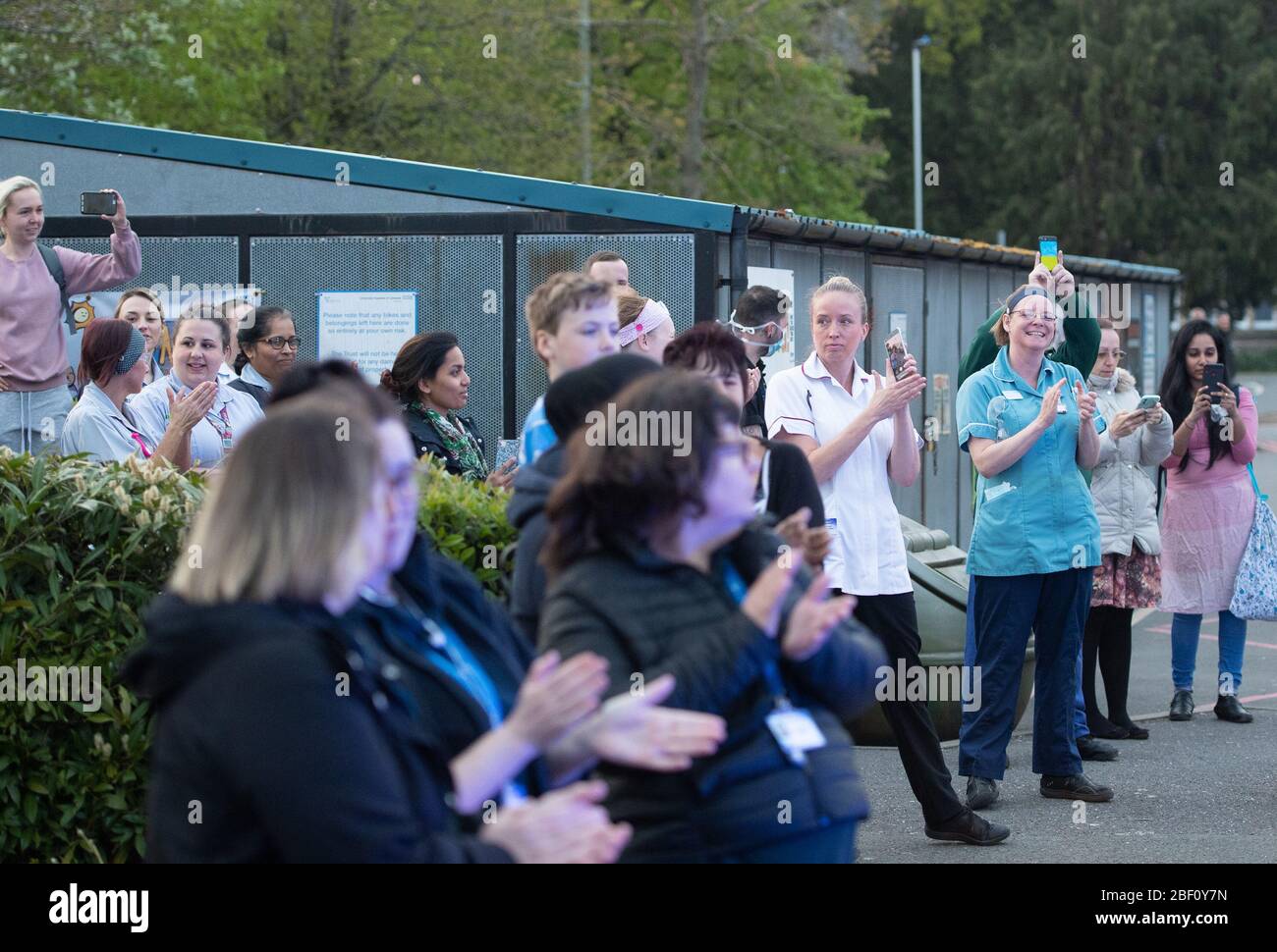 I membri del pubblico e del personale si uniscono agli applausi all'esterno del Glenfield Hospital di Leicester, per salutare gli eroi locali durante l'iniziativa NHS di Clap for Carers, che si è tenuta giovedì a livello nazionale, per applaudire i lavoratori e gli accompagnatori del NHS che combattono la pandemia del coronavirus. Foto Stock
