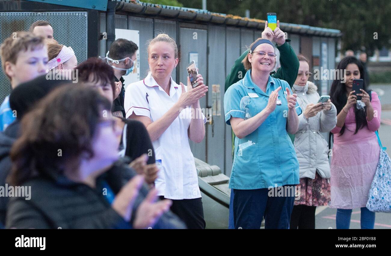 I membri del pubblico e del personale si uniscono agli applausi all'esterno del Glenfield Hospital di Leicester, per salutare gli eroi locali durante l'iniziativa NHS di Clap for Carers, che si è tenuta giovedì a livello nazionale, per applaudire i lavoratori e gli accompagnatori del NHS che combattono la pandemia del coronavirus. Foto Stock