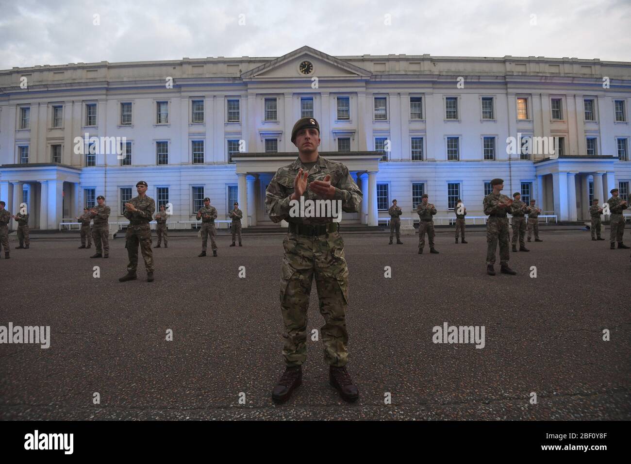Personale militare presso la Wellington Barracks, Londra, per salutare gli eroi locali durante l'iniziativa Clap for Carers di Giovedi per riconoscere e sostenere i lavoratori e gli accompagnatori dell'NHS che combattono la pandemia del coronavirus. Foto Stock