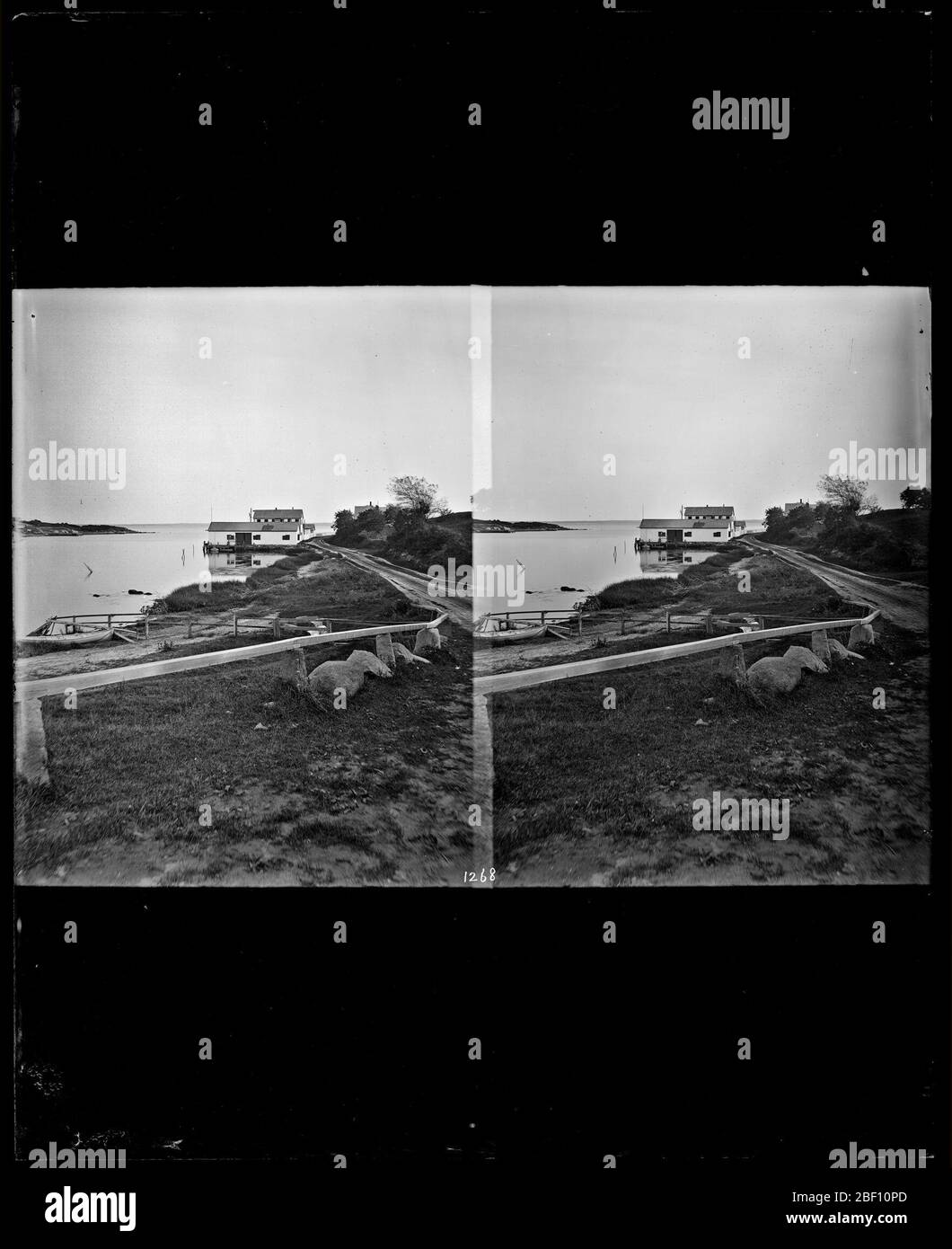 Woods Hole, Massachusetts. Litorale di corpo non identificato di acqua con le case nel background.Smithsonian Institution Archives, ACC. 11-006, Box 001, Image No. MAH-1267Smithsonian Institution Archives Capital Gallery, Suite 3000, MRC 507; 600 Maryland Avenue, SW; Washington, DC 20024-2520 Foto Stock