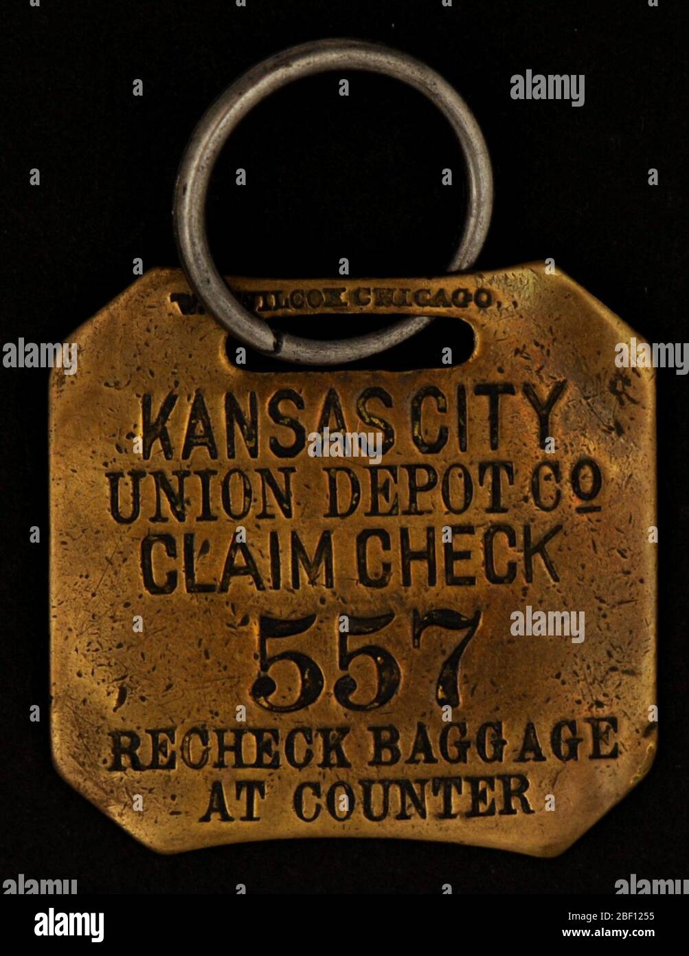 Kansas City, Missouri, Owney tag. Owney ha ricevuto questo codice di controllo per il ritiro bagagli in ottone presso il Kansas City, Missouri, Union Depot. Non sono disponibili informazioni per indicare quando questo tag è stato presentato a Owney. L'etichetta è stata originariamente prodotta da W.. Foto Stock