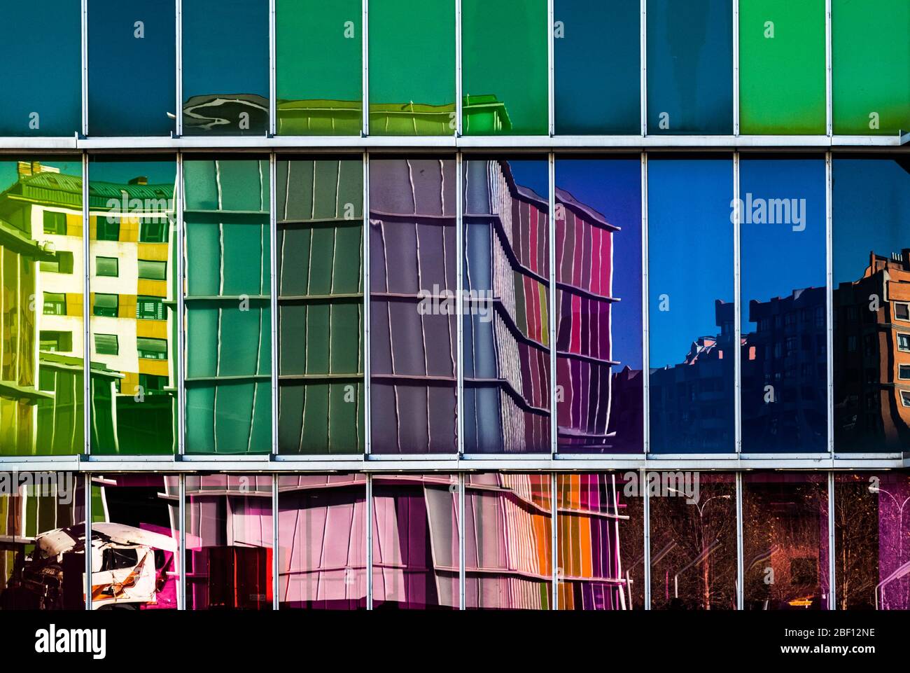 Edifici che riflettono le colorate pareti del MUSAC, un museo d'arte contemporanea a León, progettato dagli architetti Mansilla + Tuñón. Foto Stock