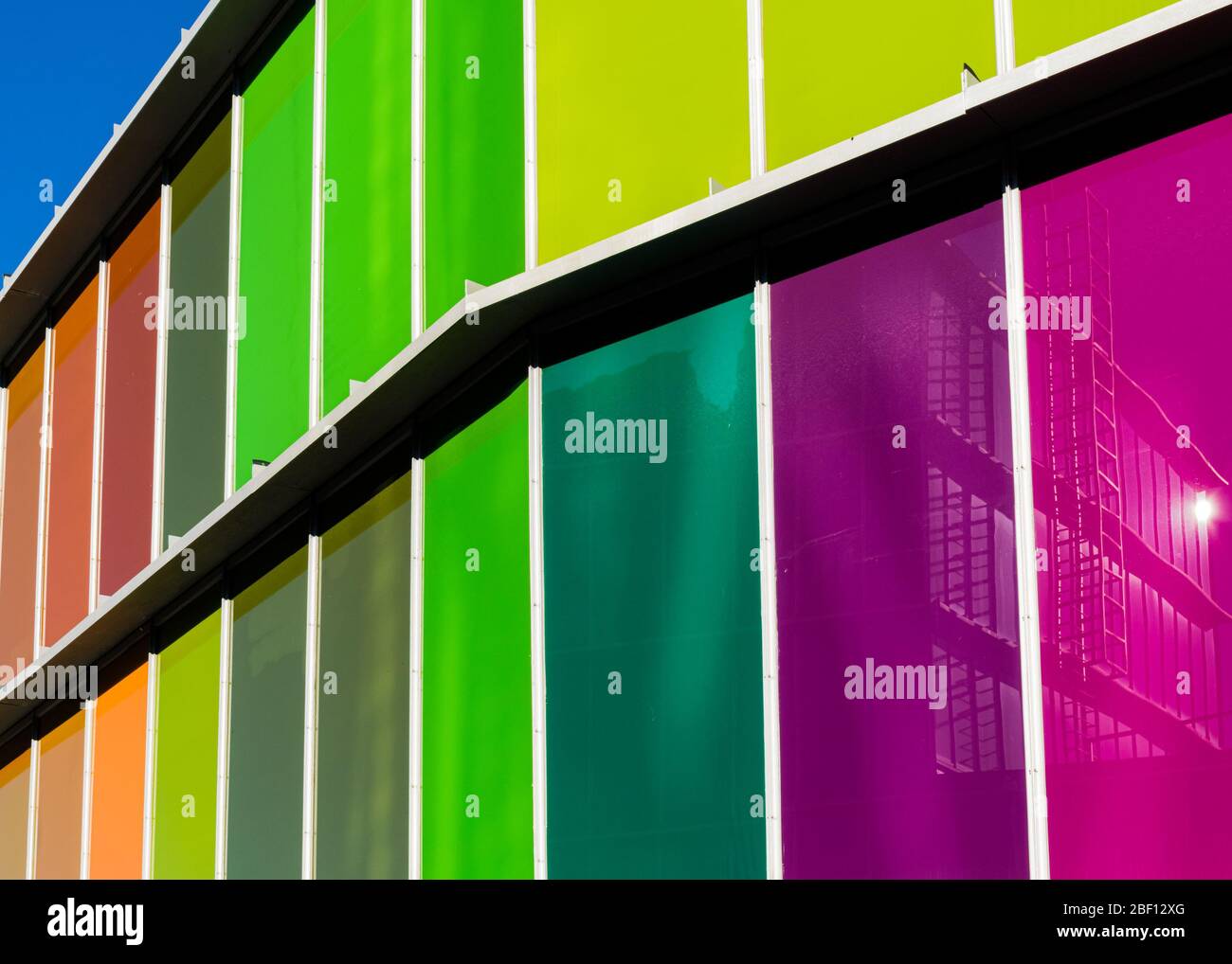 Edifici che riflettono le colorate pareti del MUSAC, un museo d'arte contemporanea a León, progettato dagli architetti Mansilla + Tuñón. Foto Stock