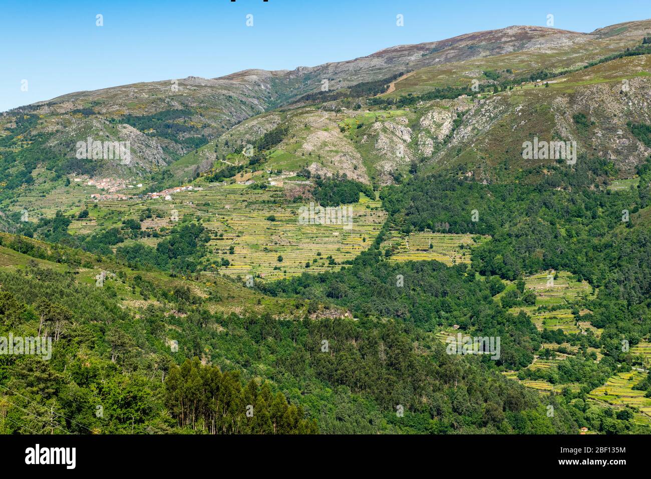 Punto di vista delle terrazze (Miradouro dos Socalcos), che si affacciano sulle terrazze agricole (famosa vista del paesaggio in stile tibetano), porta Cova Place, Sist Foto Stock