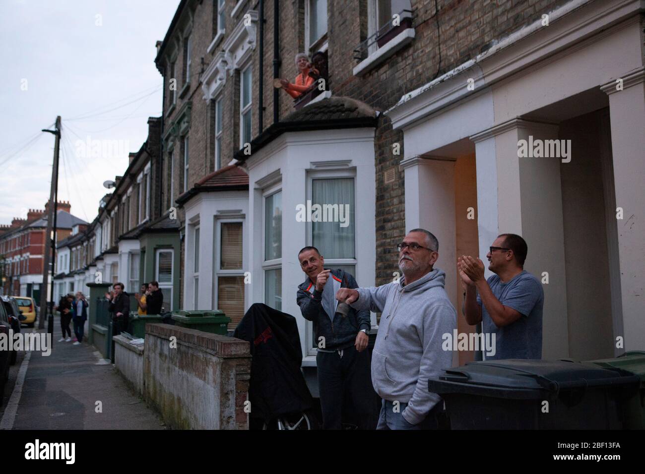 Londra, Regno Unito, 16 aprile 2020: I residenti di Streatham applaudono, soffiano fischi e campanelli alle 20:00 per ClapForOurCarers, un movimento nazionale in cui le persone mostrano apprezzamento per il personale NHS e per i caregivers e il personale di supporto. Anna Watson/Alamy Live News Foto Stock