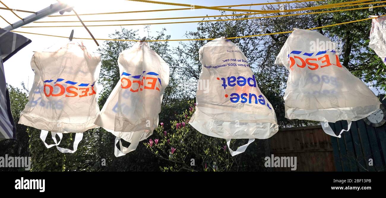 Sacco di trasporto riutilizzabile in plastica riciclata Tesco che si asciuga all'aperto dopo il lavaggio con acqua saponata come precauzione per il coronavirus fornito con la consegna online per gli acquisti nel Regno Unito Foto Stock