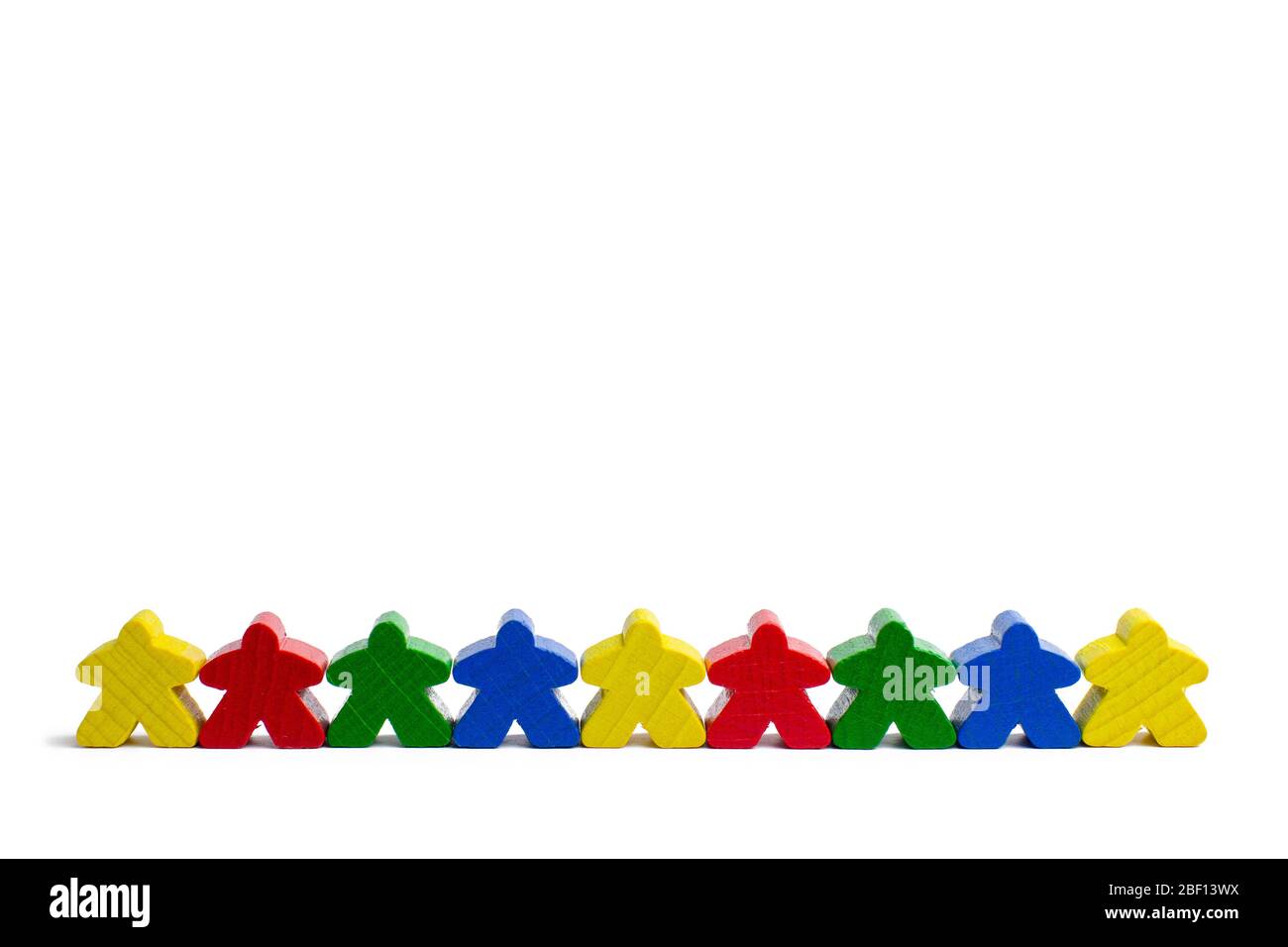 Persone in una linea isolata su sfondo bianco. Folla di gruppo. Forza nel collegare le persone. Componenti colorati per i giochi. Foto Stock