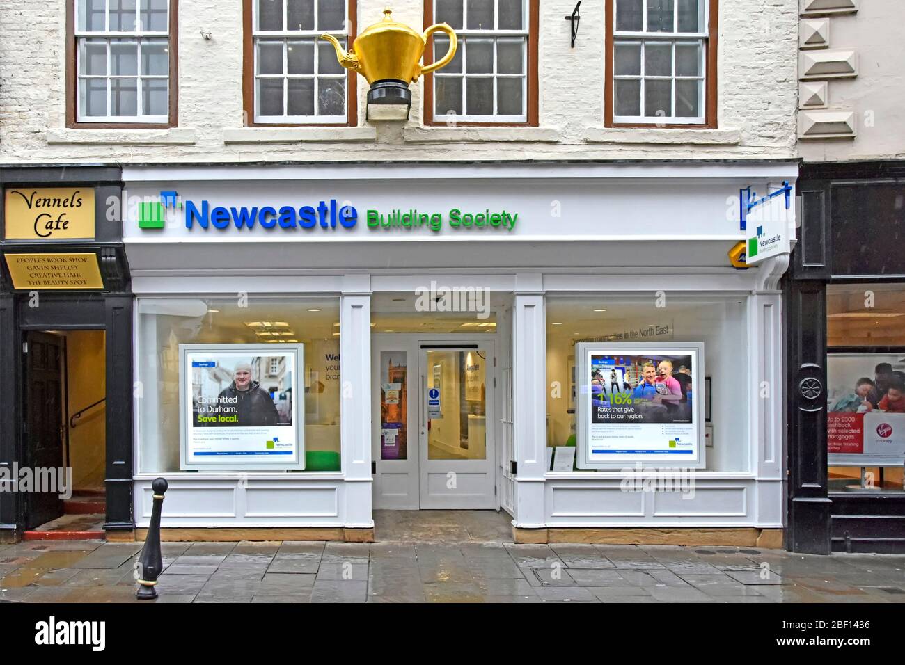 Storica teiera dorata sopra il negozio della Newcastle Building Society, sede del settore bancario e dei servizi finanziari nella contea di Durham, Inghilterra, Regno Unito Foto Stock