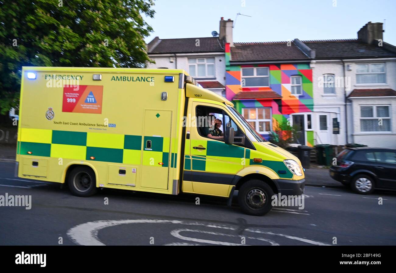 Brighton UK 16 Aprile 2020 - un'ambulanza guida da rallegrare i residenti di Brighton durante le tonights Clap per i nostri carers durante la crisi pandemica Coronavirus COVID-19 . Credit: Simon Dack / Alamy Live News Foto Stock